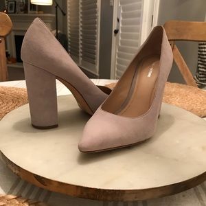 Pour la Victoire lavender suede heels